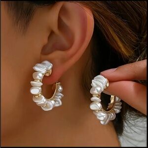-🌸Elegant GoldTone Post back Baroque Pearl Hoop Earrings